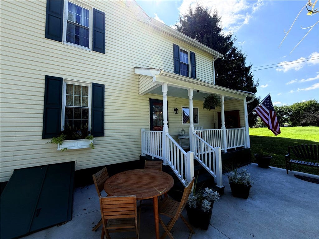 718 Skylark Dr, Connellsville, PA 15425