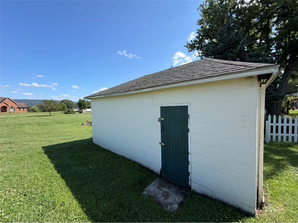718 Skylark Dr, Connellsville, PA 15425