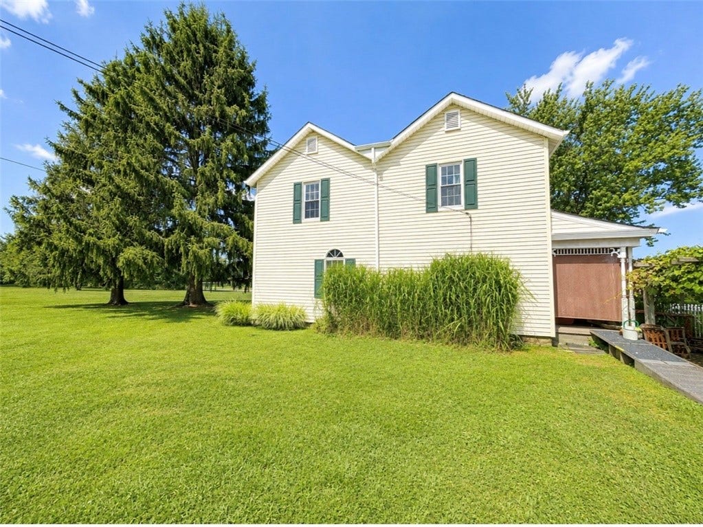 718 Skylark Dr, Connellsville, PA 15425