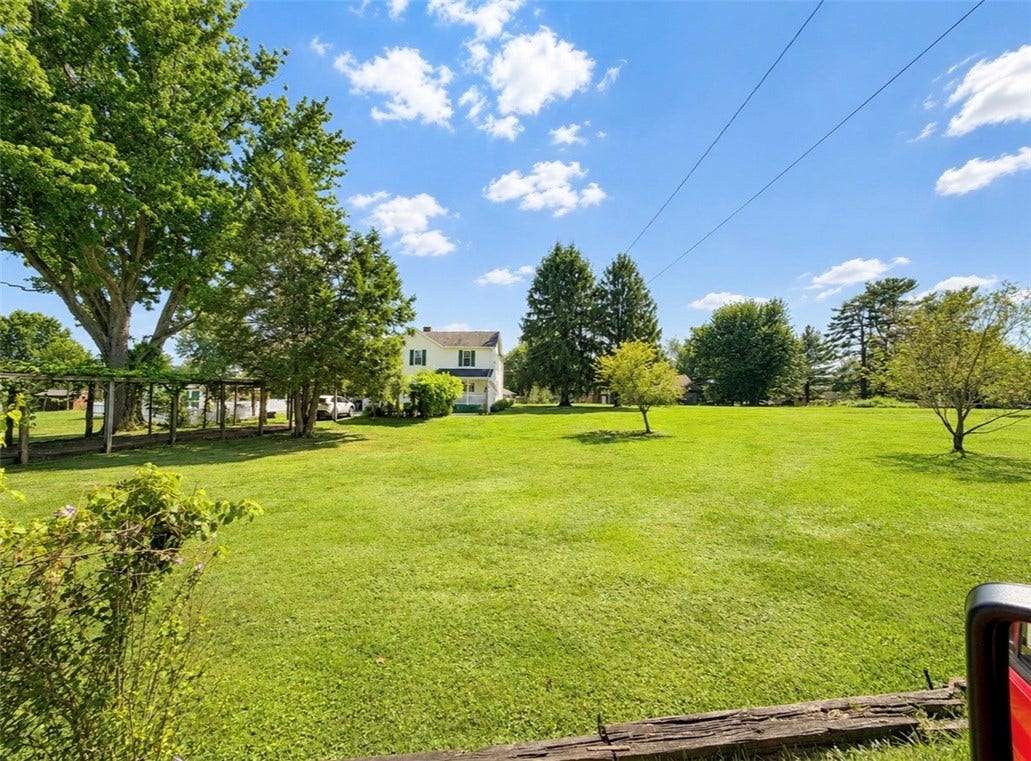718 Skylark Dr, Connellsville, PA 15425
