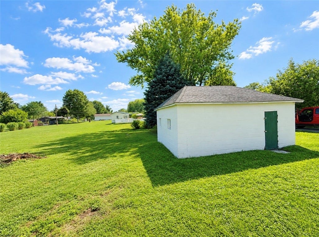 718 Skylark Dr, Connellsville, PA 15425