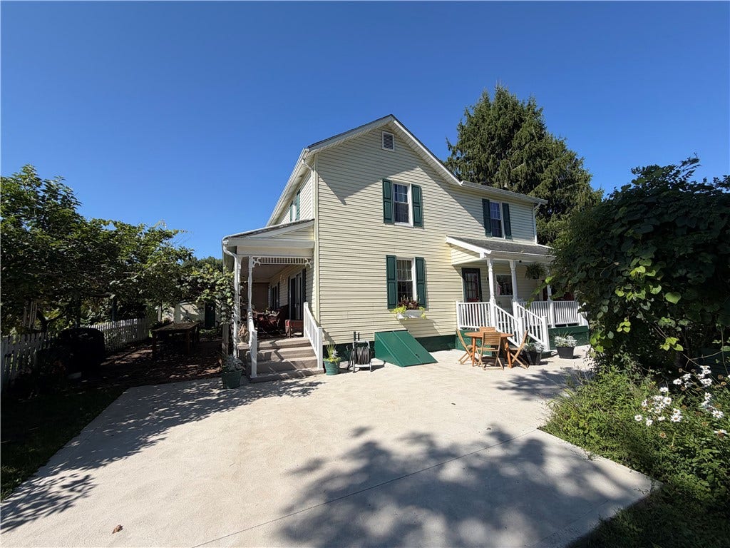 718 Skylark Dr, Connellsville, PA 15425