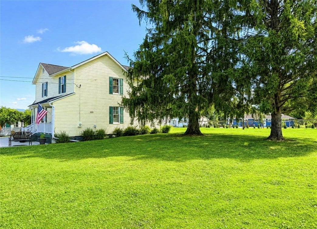 718 Skylark Dr, Connellsville, PA 15425