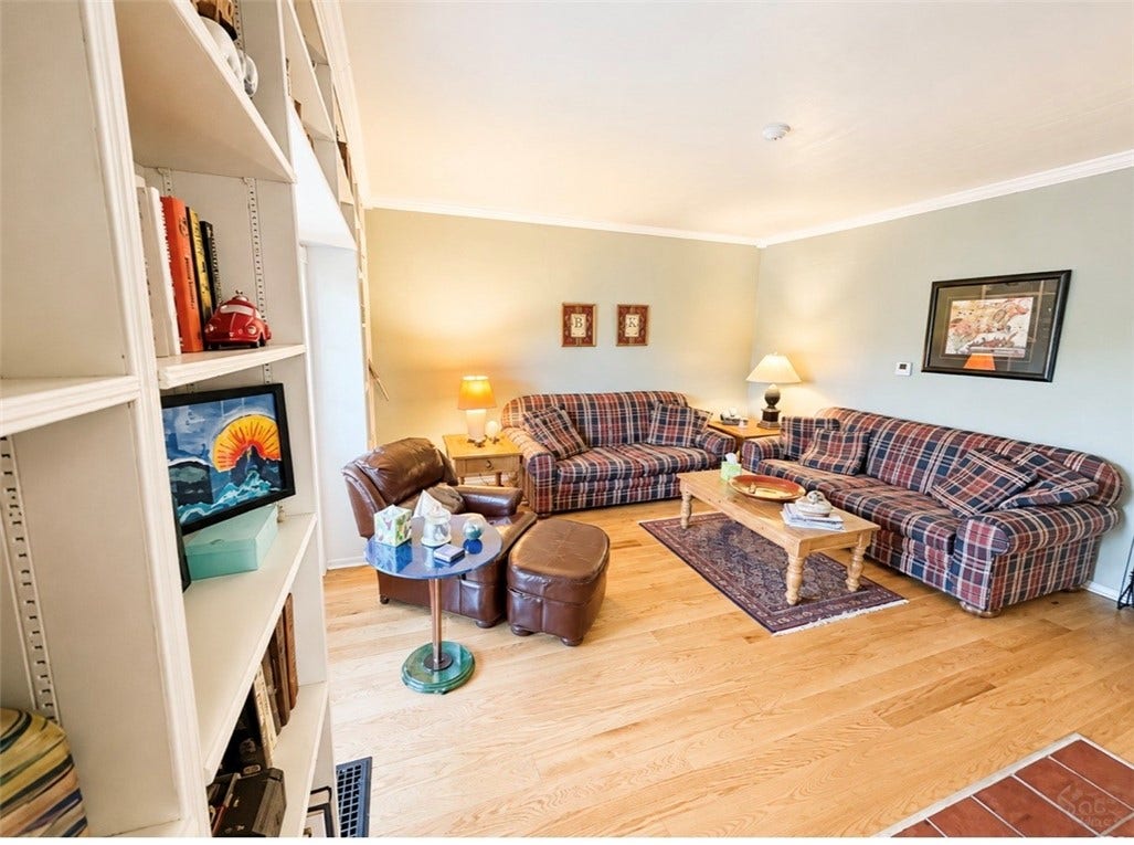 718 Skylark Dr, Connellsville, PA 15425
