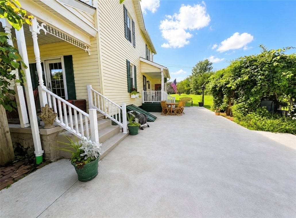 718 Skylark Dr, Connellsville, PA 15425