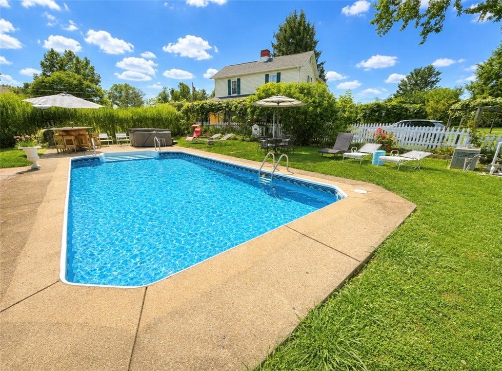 718 Skylark Dr, Connellsville, PA 15425