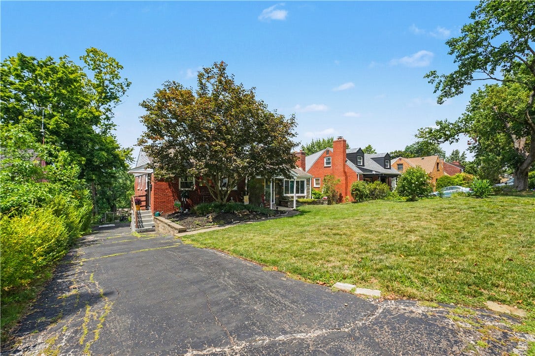 1242 Arrowood Dr, Pittsburgh, PA 15243