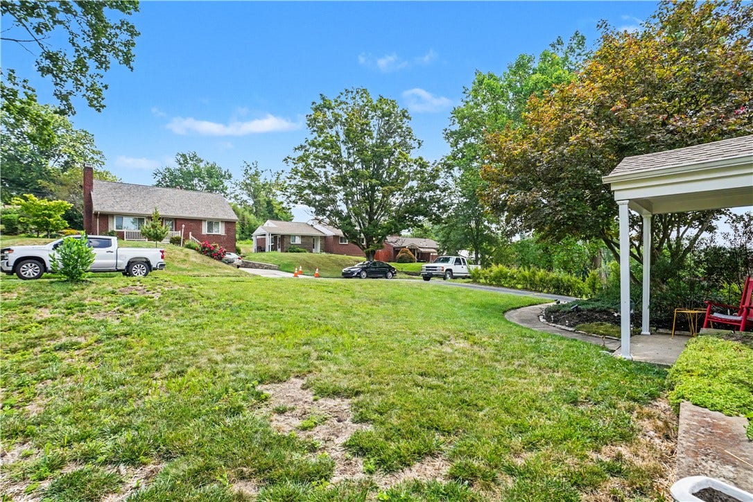 1242 Arrowood Dr, Pittsburgh, PA 15243