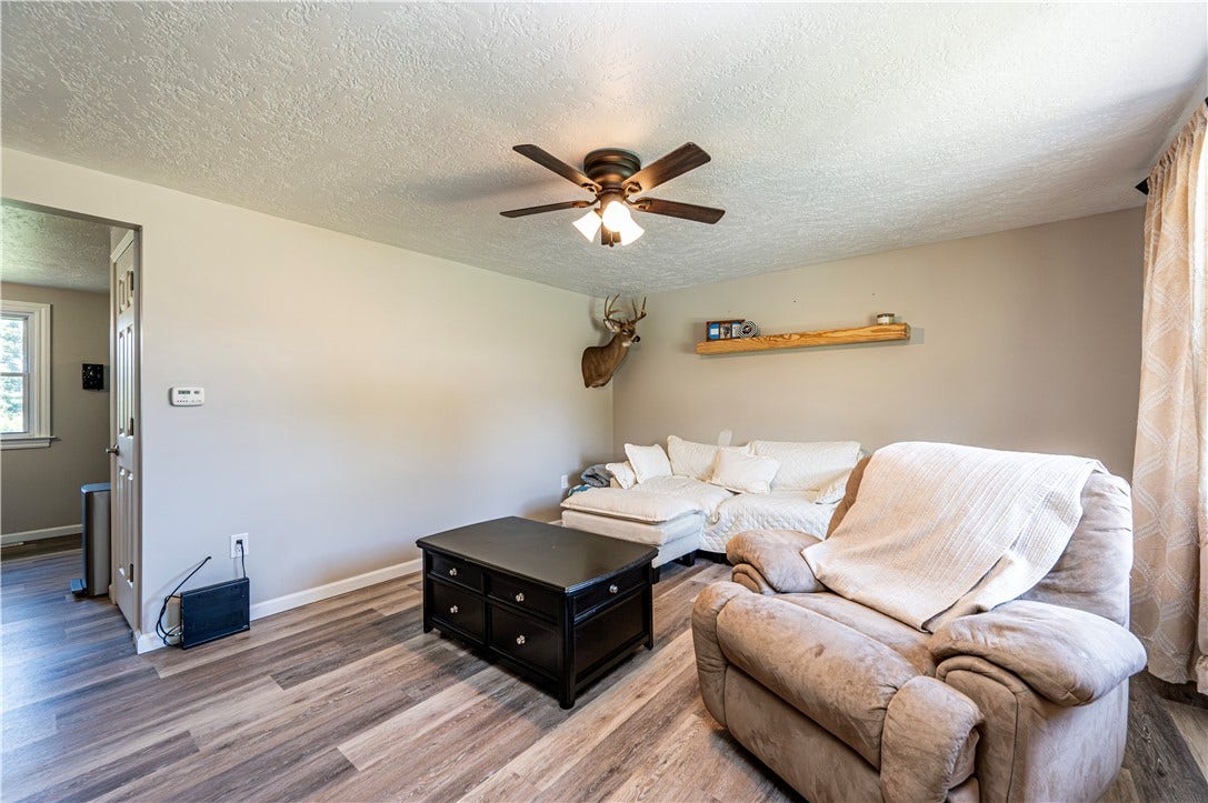100 Beaver Ct, Jeannette, PA 15644