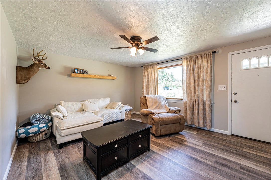 100 Beaver Ct, Jeannette, PA 15644