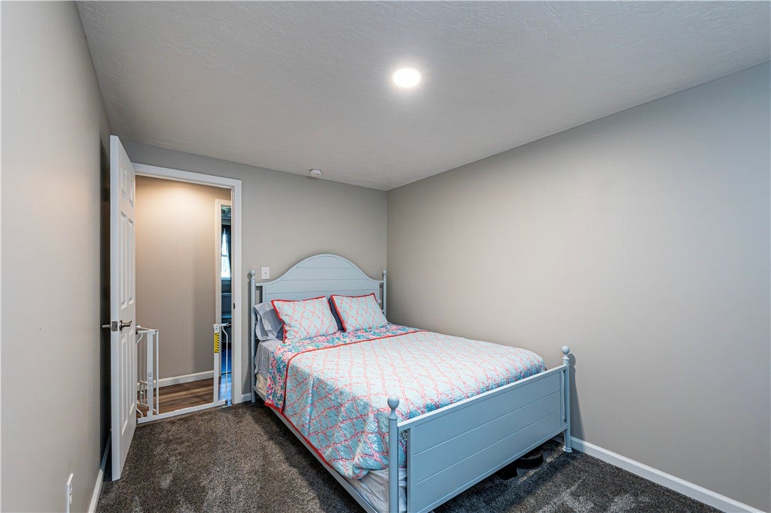 100 Beaver Ct, Jeannette, PA 15644