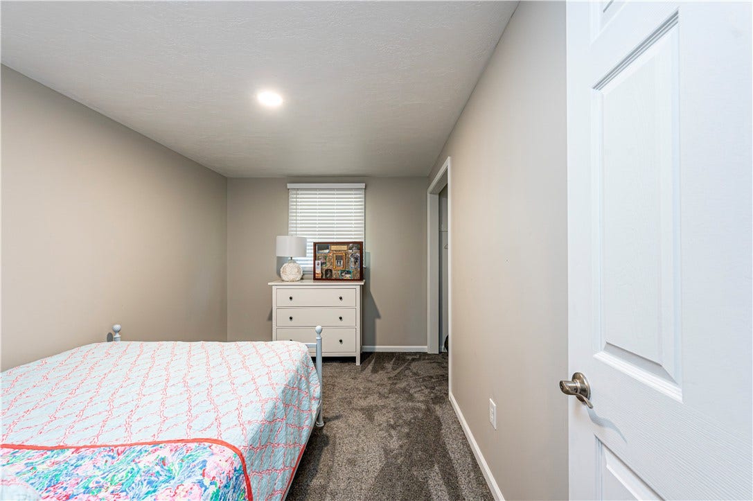 100 Beaver Ct, Jeannette, PA 15644