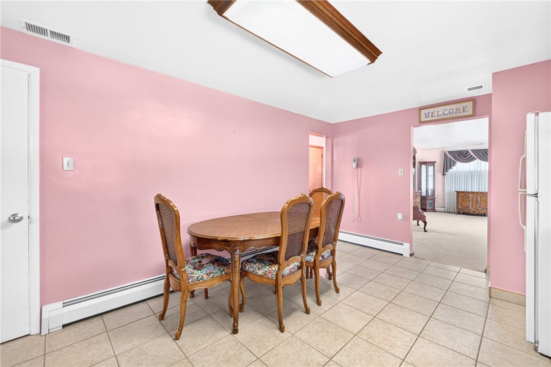 EAT-IN KITCHEN SPACE