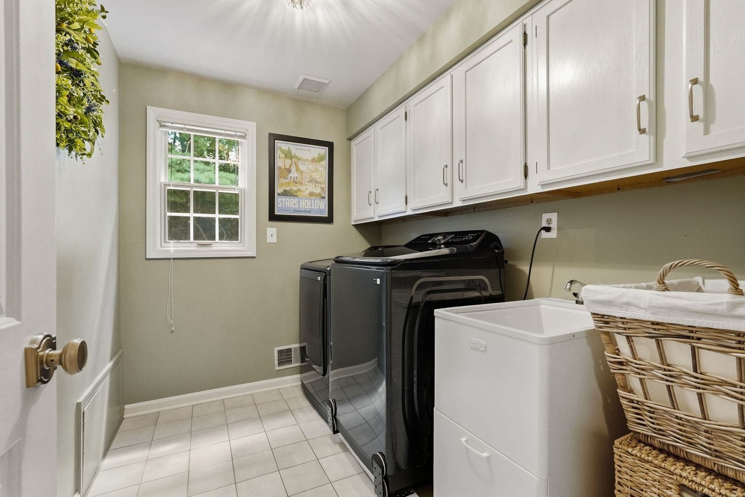 514 Hollydale Drive, Bethel Park, PA 15102