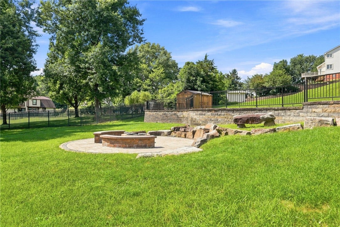 211 Plantation Dr, Greensburg, PA 15601