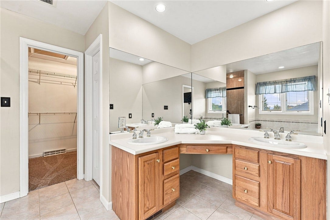 211 Plantation Dr, Greensburg, PA 15601