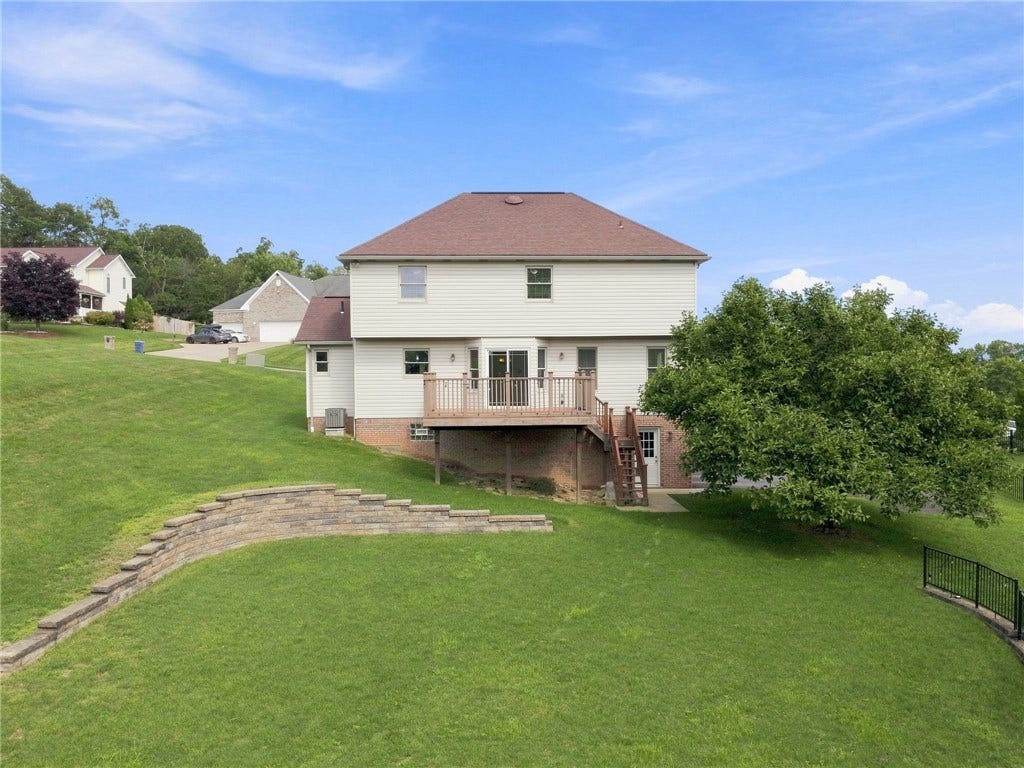 211 Plantation Dr, Greensburg, PA 15601