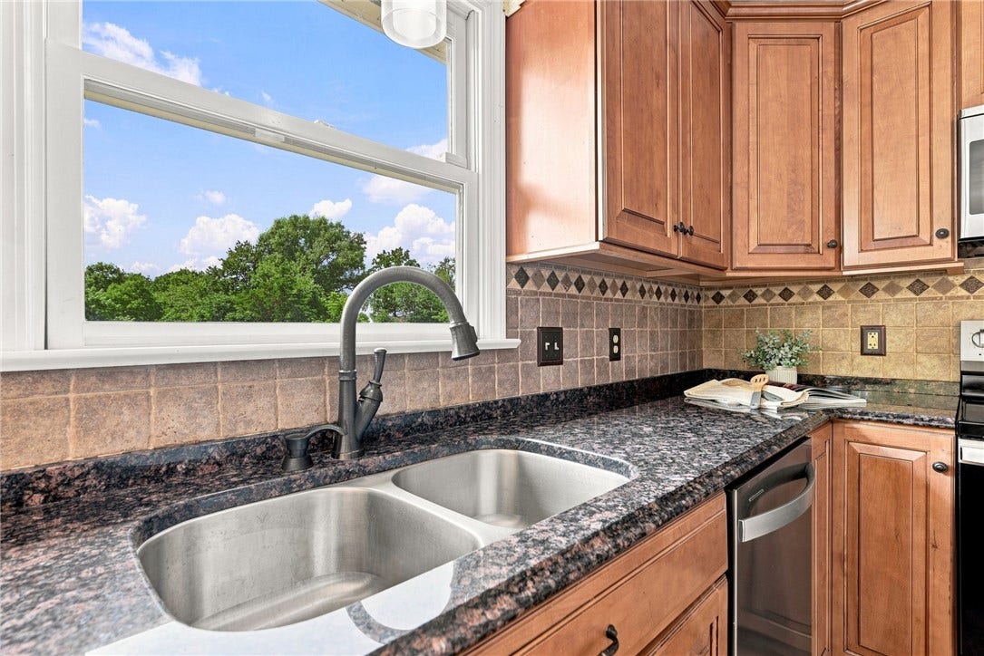 211 Plantation Dr, Greensburg, PA 15601