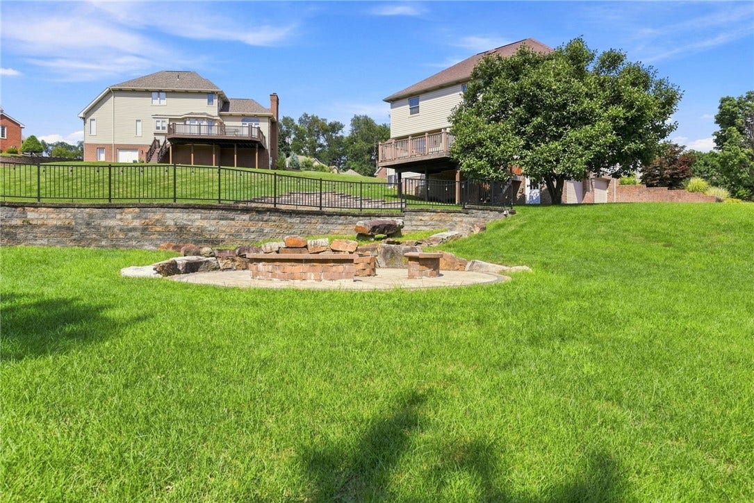 211 Plantation Dr, Greensburg, PA 15601