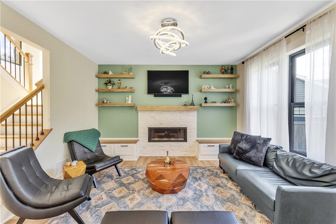 1048 Honey Locust Dr, Jeannette, PA 15644