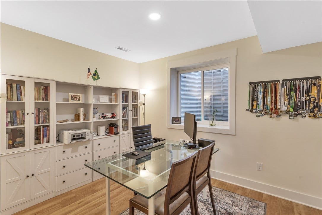 1048 Honey Locust Dr, Jeannette, PA 15644