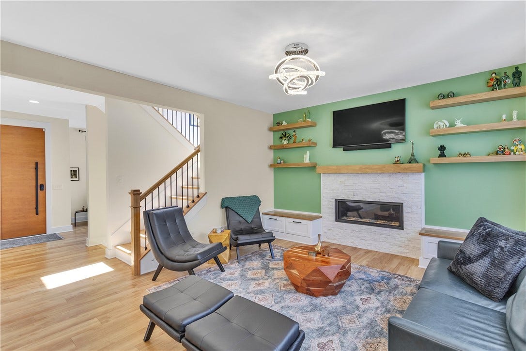 1048 Honey Locust Dr, Jeannette, PA 15644
