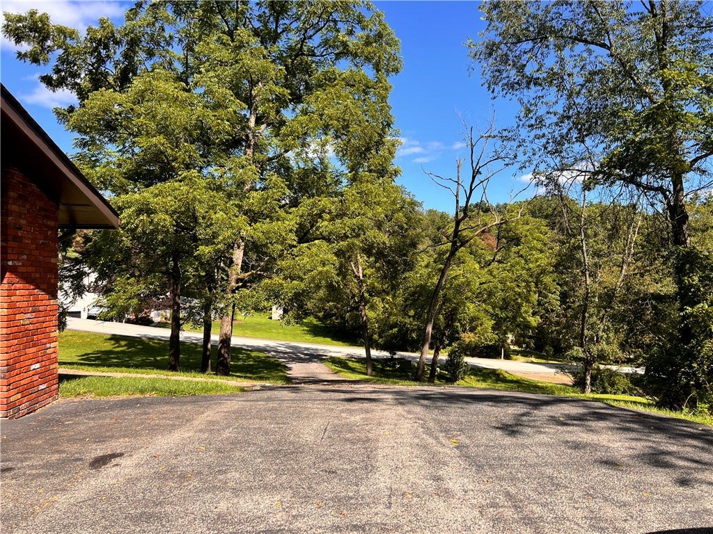306 Black Walnut Dr, Greensburg, PA 15601