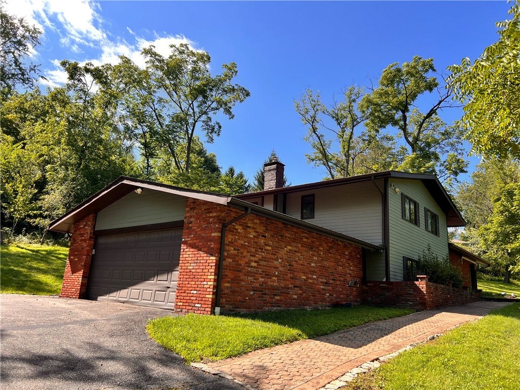 306 Black Walnut Dr, Greensburg, PA 15601