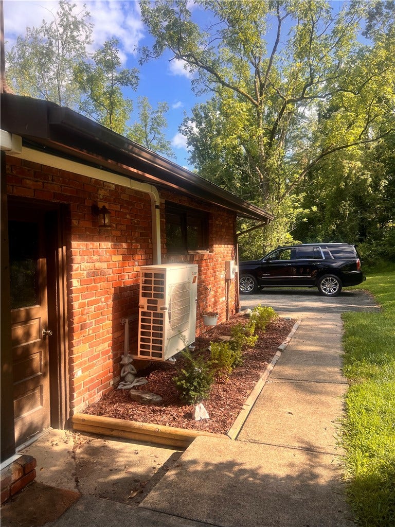 306 Black Walnut Dr, Greensburg, PA 15601