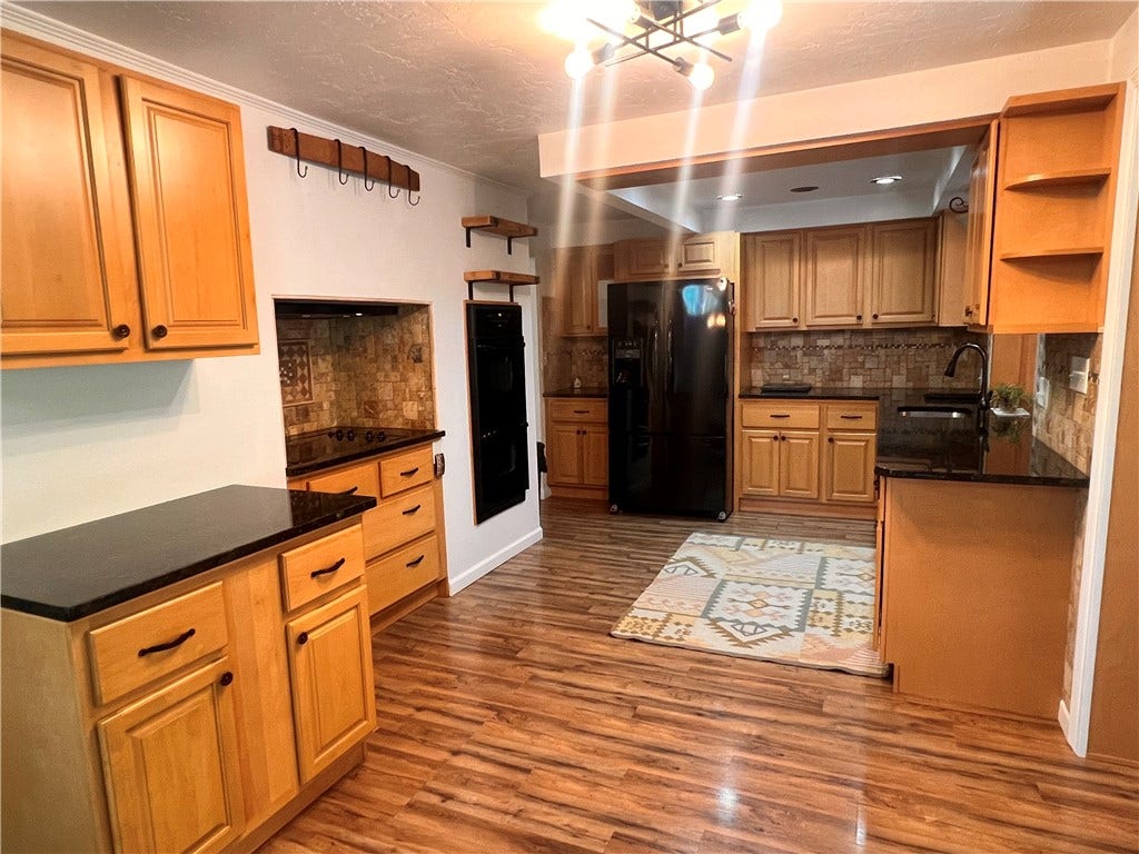 306 Black Walnut Dr, Greensburg, PA 15601