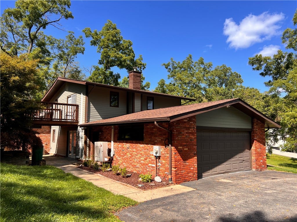 306 Black Walnut Dr, Greensburg, PA 15601