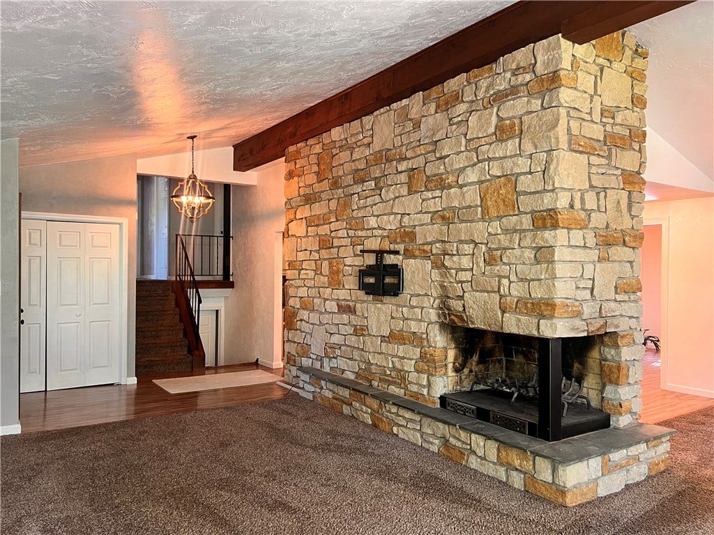306 Black Walnut Dr, Greensburg, PA 15601