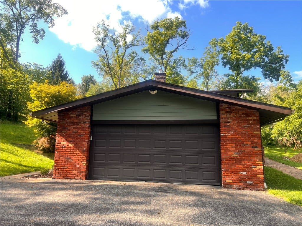 306 Black Walnut Dr, Greensburg, PA 15601