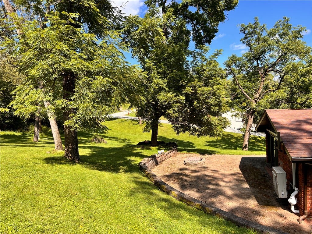 306 Black Walnut Dr, Greensburg, PA 15601