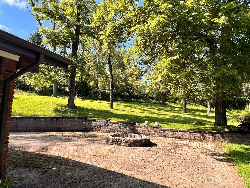 306 Black Walnut Dr, Greensburg, PA 15601