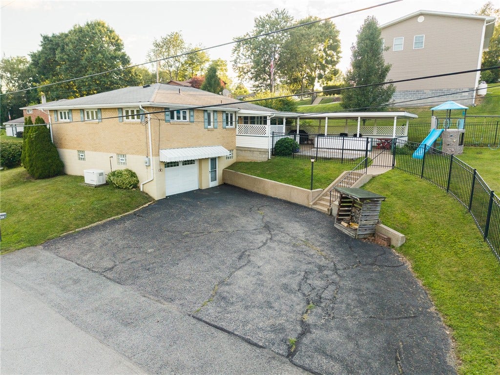 22 Levin Dr, Jeannette, PA 15644