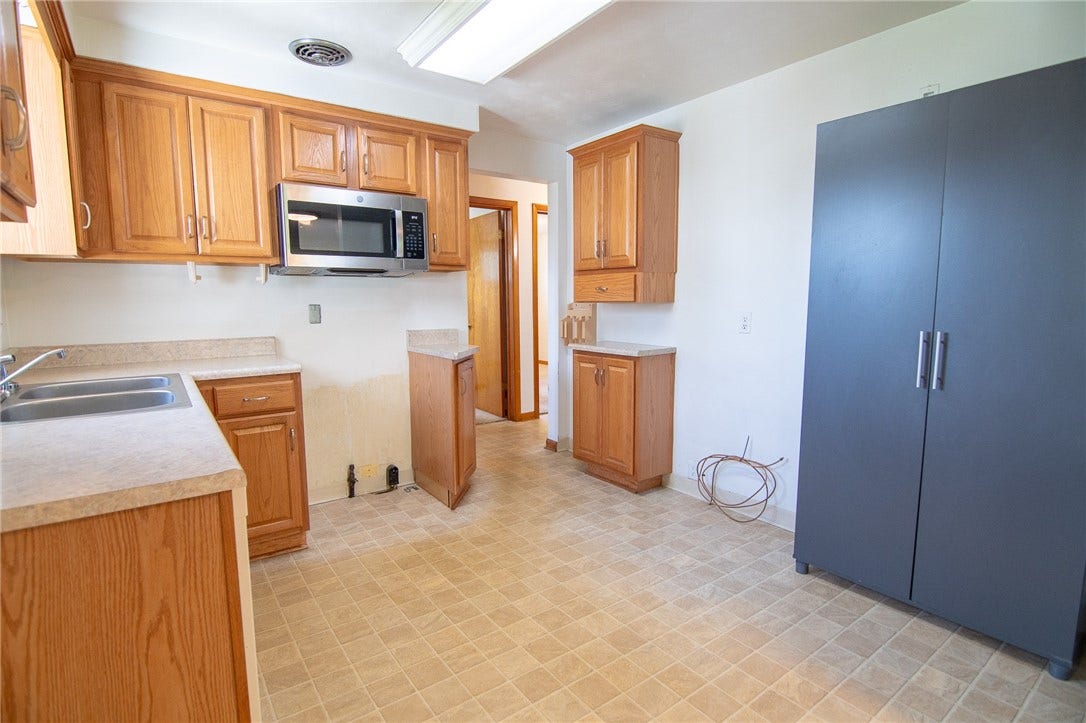 22 Levin Dr, Jeannette, PA 15644