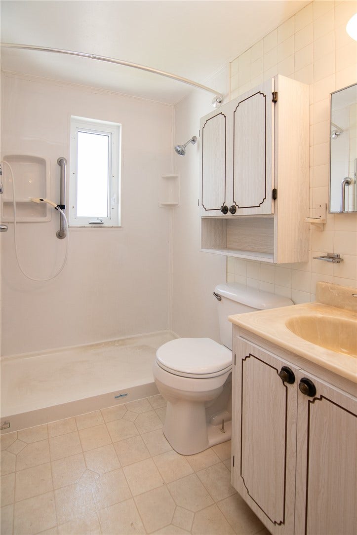 22 Levin Dr, Jeannette, PA 15644