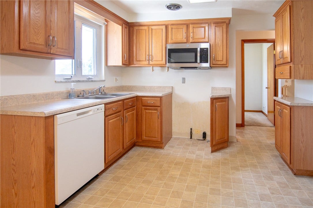 Lots of cabinets!
