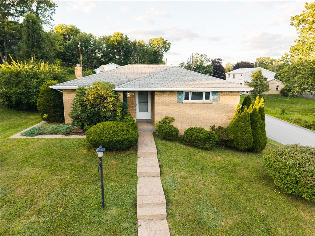 22 Levin Dr, Jeannette, PA 15644