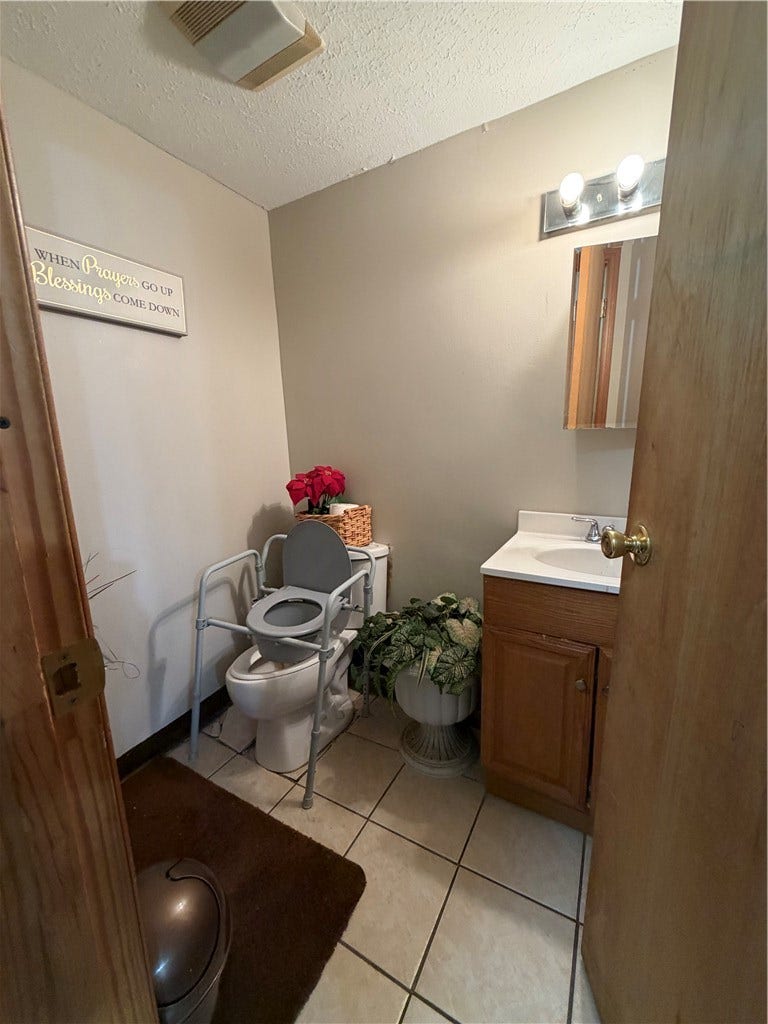 11 S 14th St, Jeannette, PA 15644