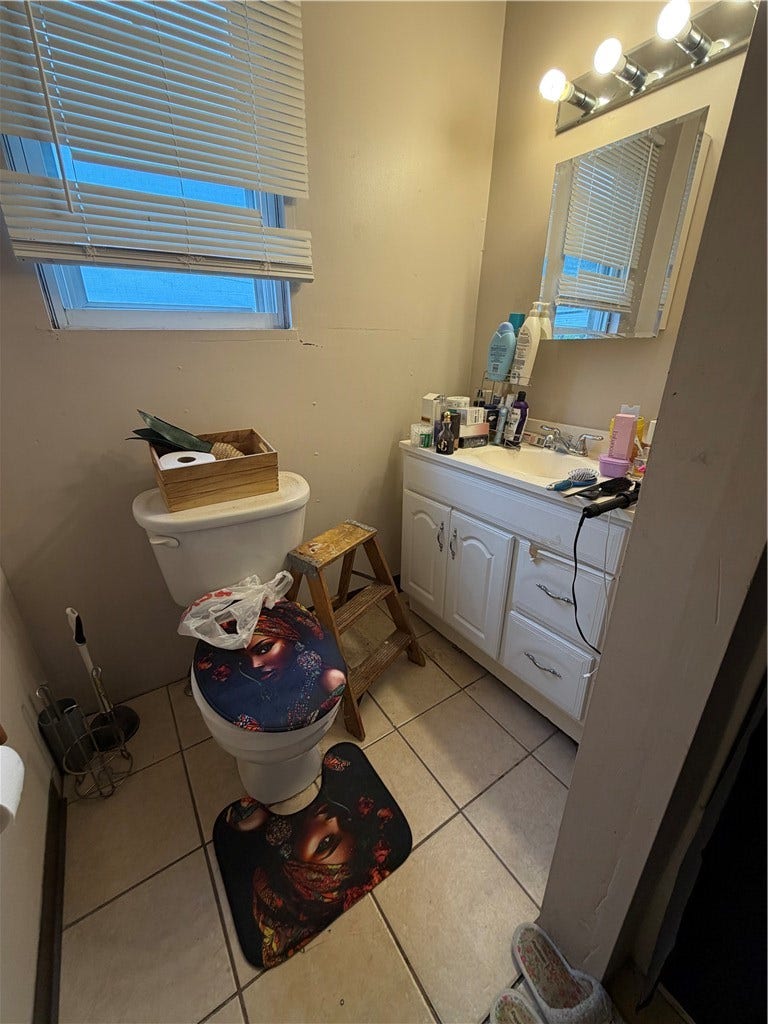 11 S 14th St, Jeannette, PA 15644