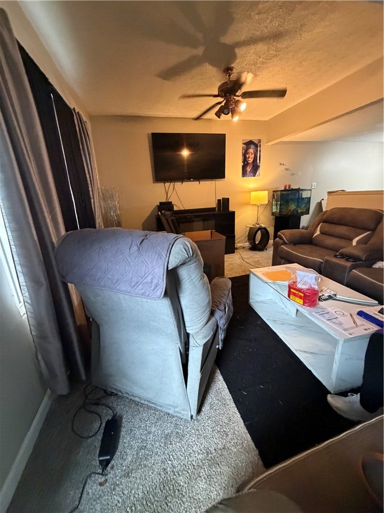 11 S 14th St, Jeannette, PA 15644