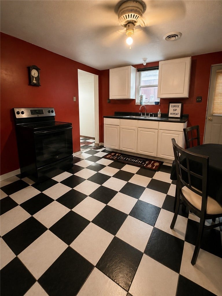 11 S 14th St, Jeannette, PA 15644