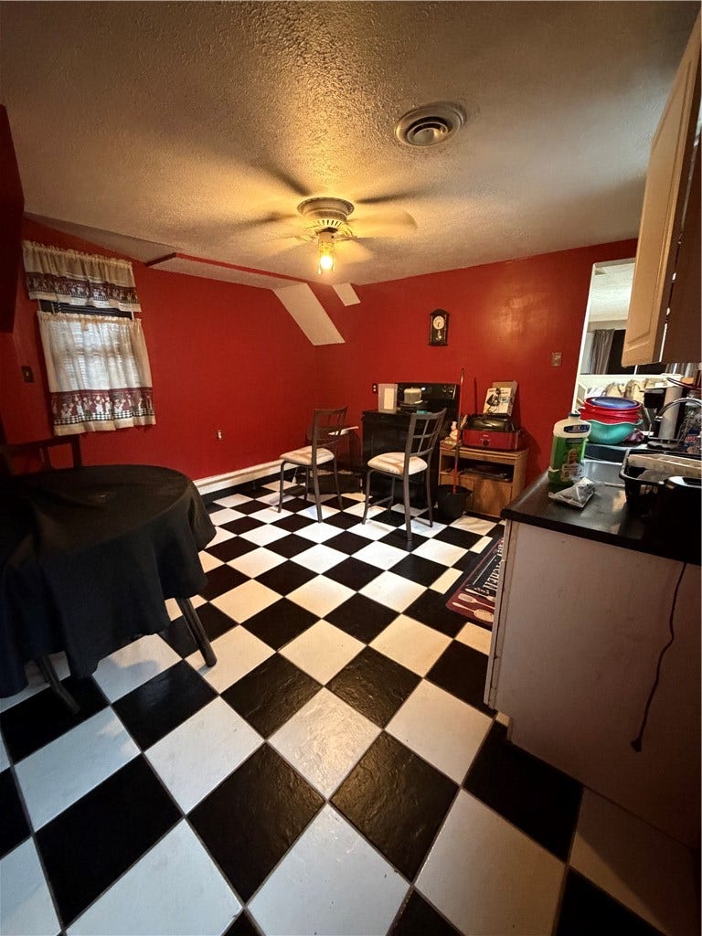 11 S 14th St, Jeannette, PA 15644