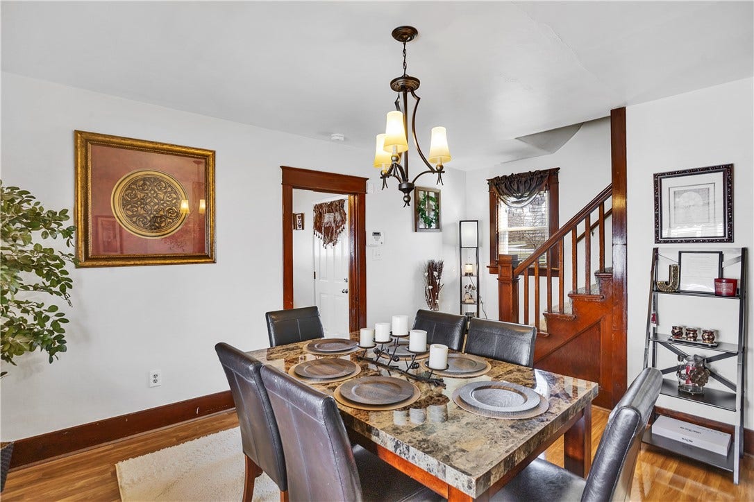 Spacious Dining room in 804