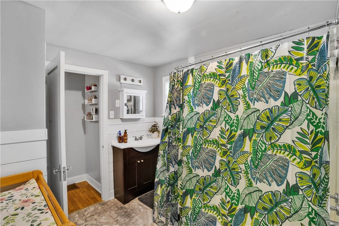 Large full Bathroom on Main floor