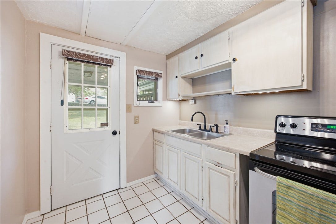 321 Cedar St, Jeannette, PA 15644
