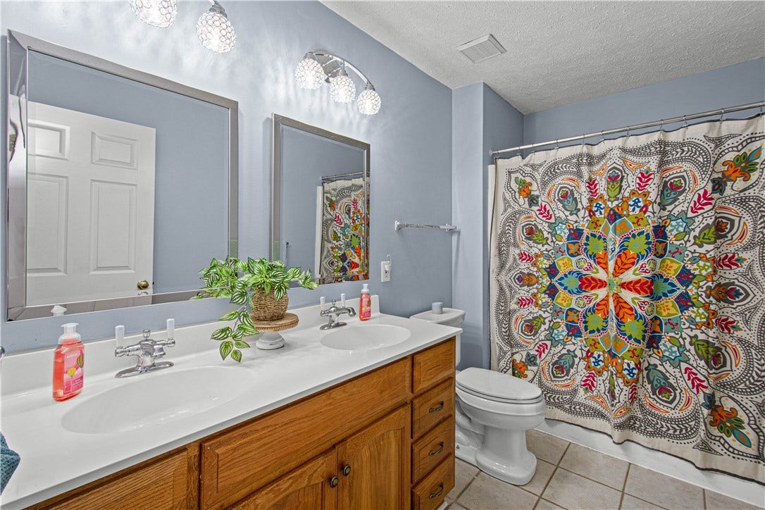 Upper level main bath