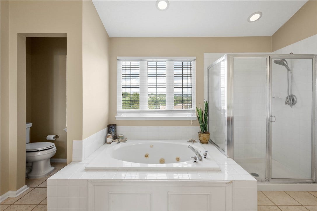 primary ensuite bath with jet spray tub